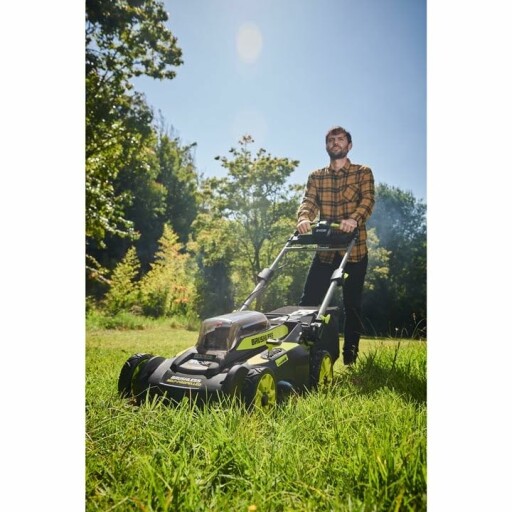 Tondeuse à gazon Ryobi en action dans un jardin