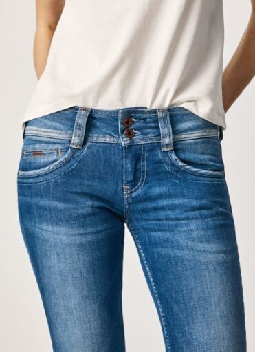 Jean Pepe Jeans Gen Femme en action.