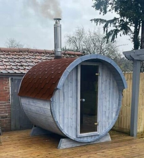 Intérieur d'un sauna en bois avec poêle à bois