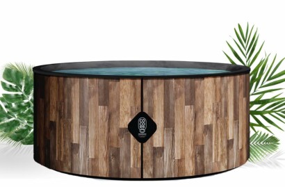 Spa gonflable COCO SPA NORDIK dans un jardin.