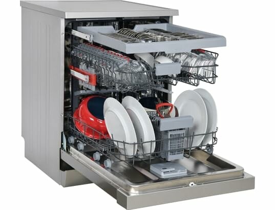 Intérieur spacieux du lave-vaisselle Sharp QWNA1FF45DI