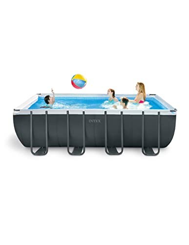 Famille jouant dans une piscine hors-sol avec un ballon.