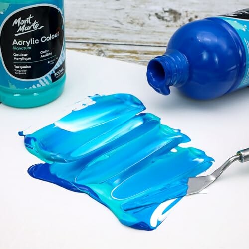 Peinture acrylique bleue étalée avec une spatule.