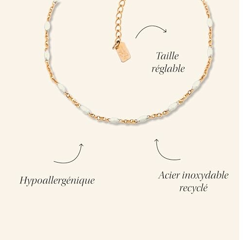 Collier en or ajustable avec perles blanches.