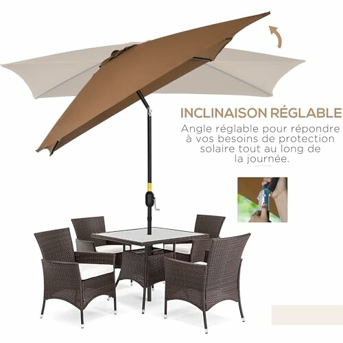 Parasol inclinable avec ensemble de meubles de jardin.