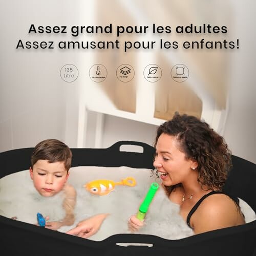 Une femme et un enfant dans une grande baignoire.