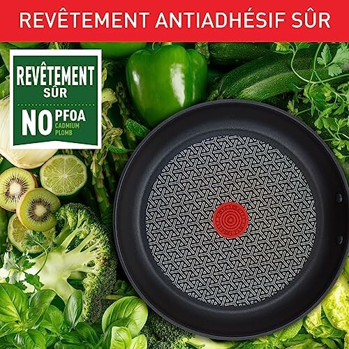 Poêle avec revêtement antiadhésif entourée de légumes verts.