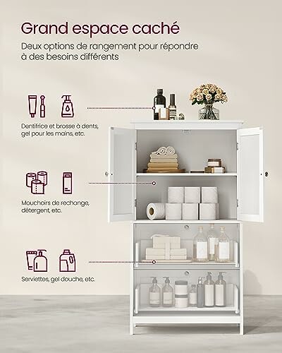 Armoire de rangement blanche avec étagères ouvertes et objets de toilette.