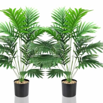 Deux plantes artificielles en pot avec des feuilles vertes.