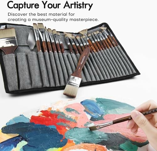 Ensemble de pinceaux pour artistes avec palette de peinture colorée.