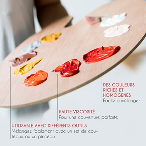 Palette d'artiste avec des couleurs de peinture variées.