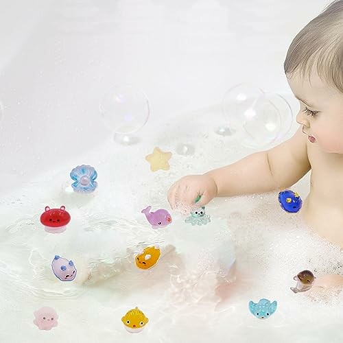 Bébé jouant avec des jouets de bain colorés dans une baignoire.