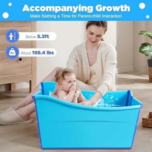 Bébé dans une baignoire bleue avec maman.