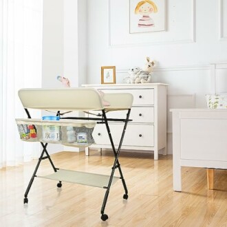 Table à langer pour bébé dans une chambre d'enfant moderne.