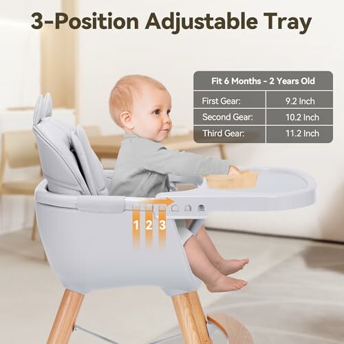 Bébé dans une chaise haute avec plateau réglable