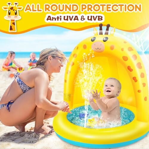 Bébé jouant dans une petite piscine avec protection solaire sur la plage.