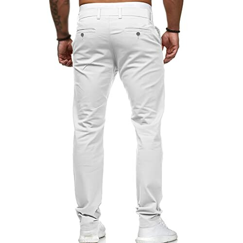 Vue arrière d'un homme portant un pantalon blanc.