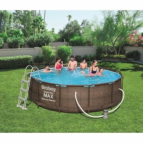 Famille s'amusant dans une piscine dans le jardin.