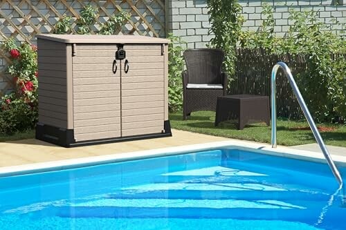 Piscine dans un jardin avec abri de rangement et chaise.
