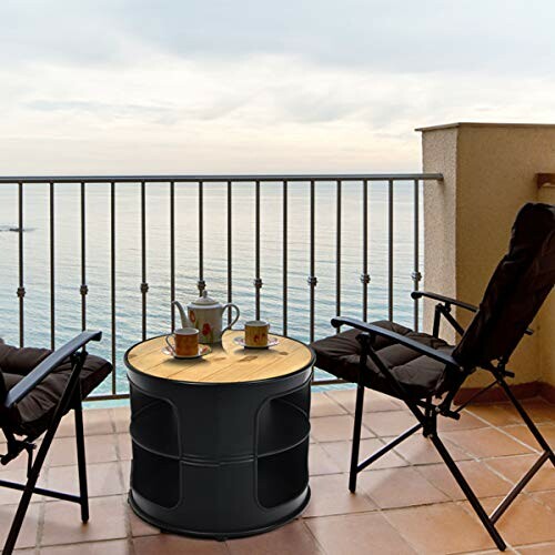 Balcon avec vue sur la mer, table et chaises.