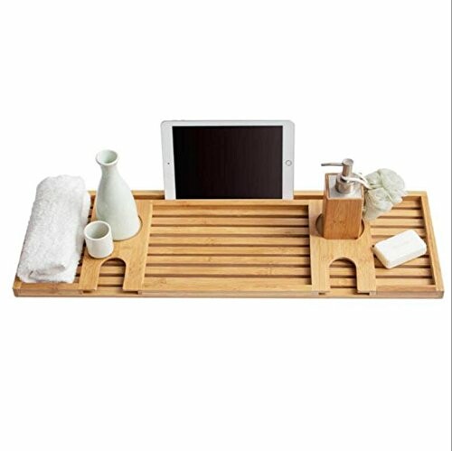 Plateau de bain en bambou avec tablette, serviette et accessoires.