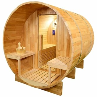 Sauna en forme de tonneau en bois avec bancs.