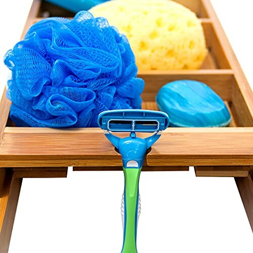 Accessoires de bain sur un plateau en bois.