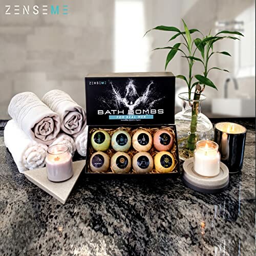 Bombe de bain, serviettes et bougies sur une table.