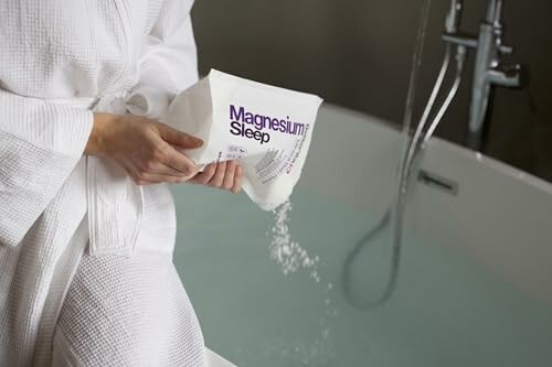 Personne versant des sels de bain dans une baignoire.