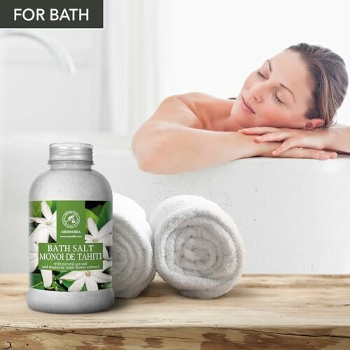 Femme se relaxant dans un bain avec sels de bain
