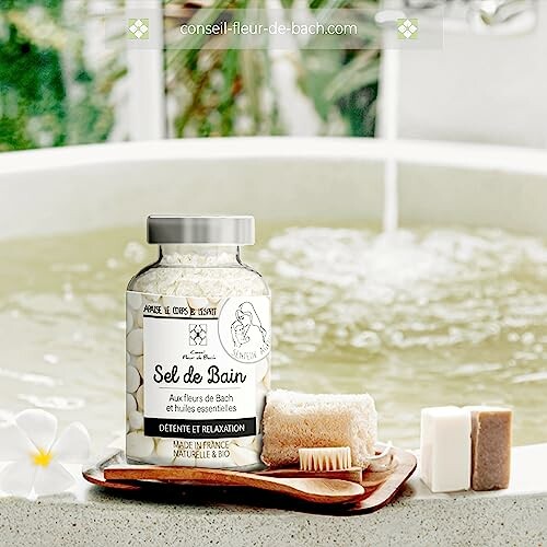 Sels de bain et savon près d'un bain
