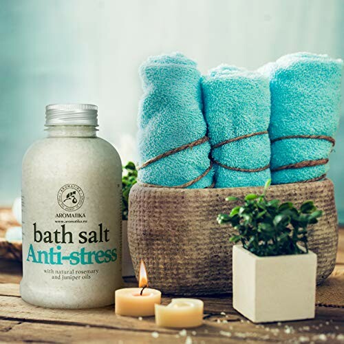Sels de bain anti-stress avec serviettes bleues et bougie.