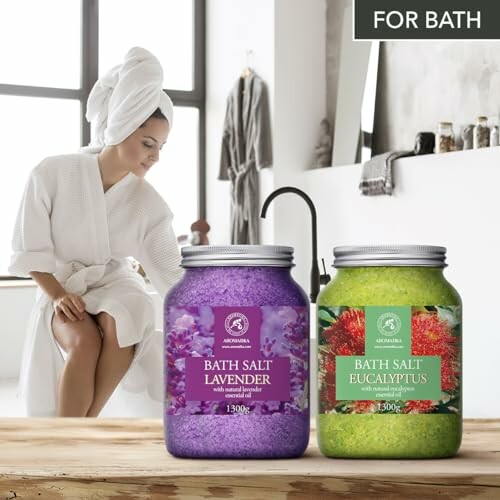 Femme en peignoir près d'un bain avec des sels de bain lavande et eucalyptus.