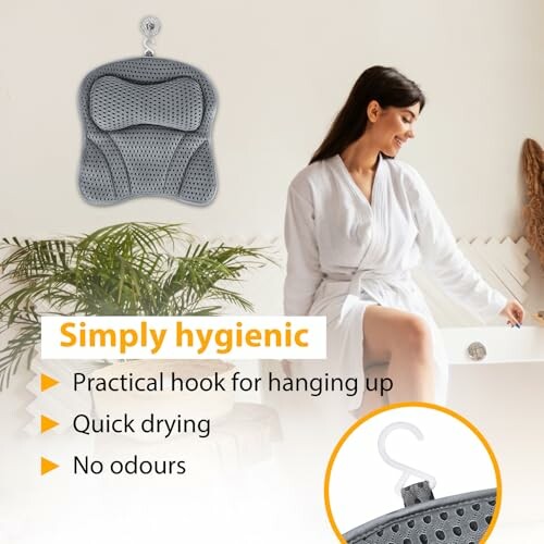 Femme assise avec un siège de bain et un crochet pratique.