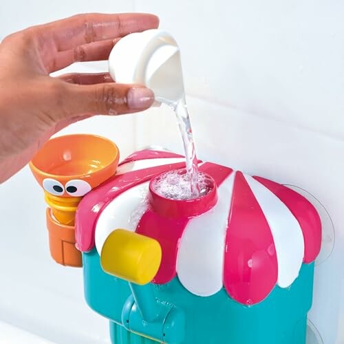Jouet de bain coloré avec de l'eau versée dedans