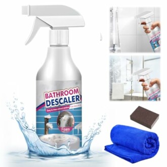 Détartrant de salle de bain avec vaporisateur, serviette et éponge.