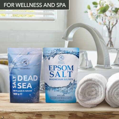 Deux sachets de sels de bain sur un comptoir près de serviettes.
