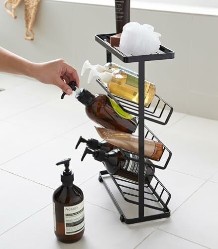 Organisateur de salle de bain avec bouteilles de savon et pompe.