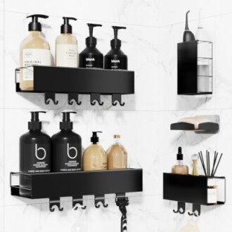 Organisateur de salle de bain avec étagères et bouteilles.
