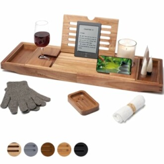 Plateau de baignoire avec accessoires, livre, verre de vin et bougie.