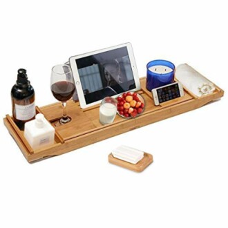 Plateau de baignoire avec verre de vin, tablette, bougie et savon.