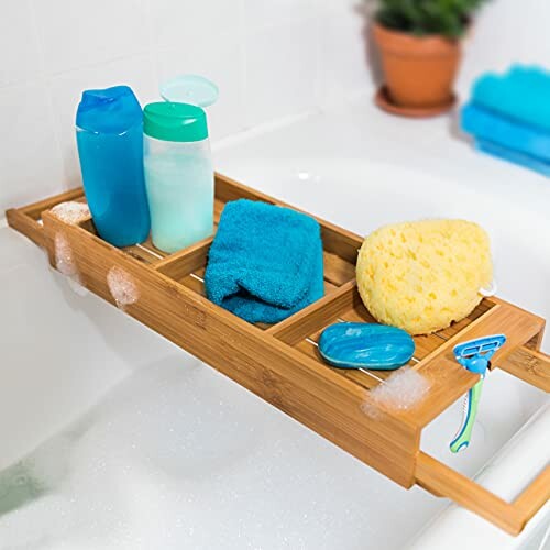 Organisateur de bain en bambou avec accessoires de bain.