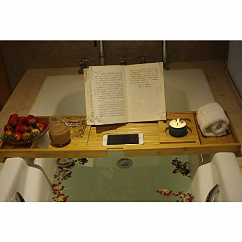 Caddy de bain en bois avec livre, fraises, bougie et téléphone