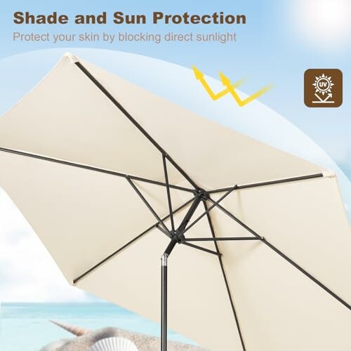 Parasol beige avec protection UV sur une plage.