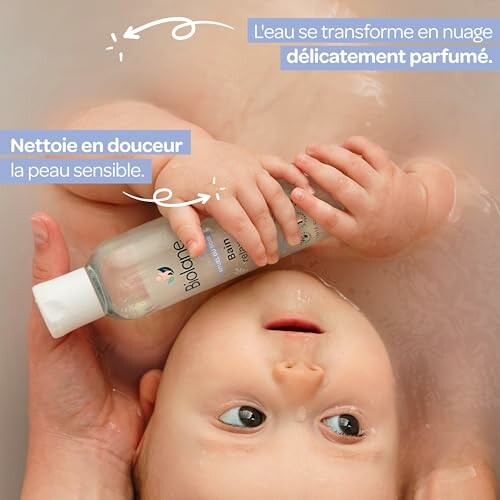 Bébé dans le bain tenant un produit Biolane
