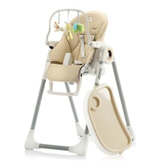 Chaise haute pour bébé beige avec tablette amovible et jouets.