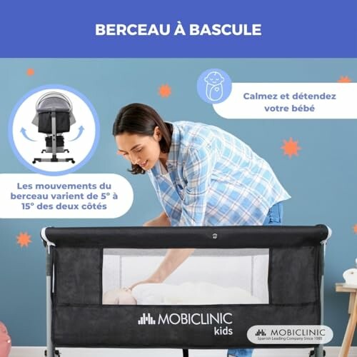 Femme berçant un bébé dans un berceau à bascule Mobiclinic