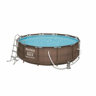 Piscine hors-sol ronde avec échelle et système de filtration.