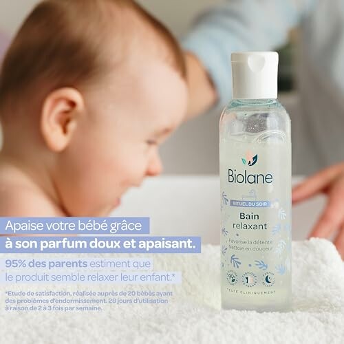 Bébé près d'une bouteille de bain relaxant Biolane.