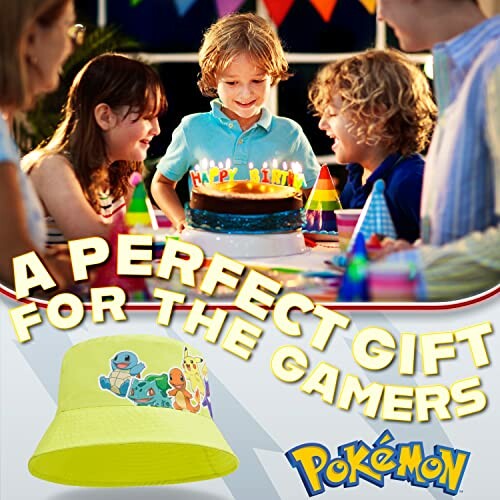 Enfants célébrant un anniversaire avec un gâteau et un thème Pokémon.